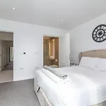 Luxury Spacious Flat With Communal Gardens And Parking