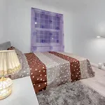 Spacious And Stylish Apartment - East Acton