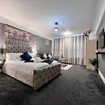 Park Lane Studio Apartment