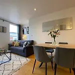 New Stylish Fulham Apartment - 2 Bed