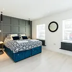 Spacious Modern 2 Bedroom London Flat