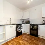 Stunning Double Bed Flat With Private Balcony & Free Parking