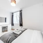 Stunning Double Bed Flat With Private Balcony & Free Parking