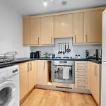 Charming And Spacious 1Br Unit With Gym Access - Perfect For Staycation!