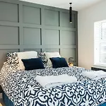 Spacious Modern 2 Bedroom London Flat