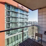 Deluxe One Bed Apartment By London Excel