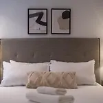 Joivy Stylish 3 Bed, 3 Bath House With Private Courtyard In Chelsea