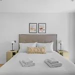 Joivy Stylish 3 Bed, 3 Bath House With Private Courtyard In Chelsea