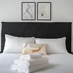 Joivy Stylish 3 Bed, 3 Bath House With Private Courtyard In Chelsea