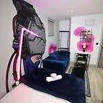 Double Bed Studio Flat With Netflix Flat B Unit C2 Wifi Disney By Cineplex Short Lets Serviced Apartments