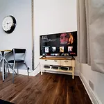 Spacious 2 Bedroom Apartment In Downtown London