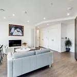 Deluxe One Bed Apartment By London Excel