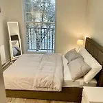 1 Bed Apartment In Zone 2, Minutes From Oval Tube.