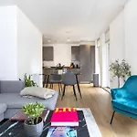 Relax In This Beautiful & Cosy Apartment -Zone 1