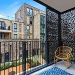 Relax In This Beautiful & Cosy Apartment -Zone 1