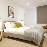 Relax In This Beautiful & Cosy Apartment -Zone 1