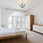 Spacious Ensuite Room Near Top Tourist Attractions