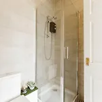 Spacious Ensuite Room Near Top Tourist Attractions