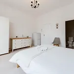 Spacious Ensuite Room Near Top Tourist Attractions