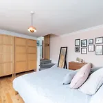 Bright & Spacious Two Double Bedroom Apartment Close To Station