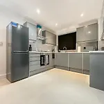 New Cosy Luxury 3 Bedroom House In Battersea London