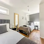 New Cosy Luxury 3 Bedroom House In Battersea London