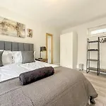 New Cosy Luxury 3 Bedroom House In Battersea London