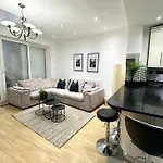 London Charm - Stylish Room In Spacious Home