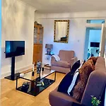 2 Bedroom Flat In Camberwell Green - Central Location With Excellent Connections To Tourist Attractions And Main London Airports