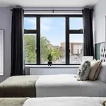 Stylish & Spacious 3 Bed Apartment With Fast Wifi, Close To Tube & Wembly