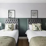 Stylish & Spacious 3 Bed Apartment With Fast Wifi, Close To Tube & Wembly