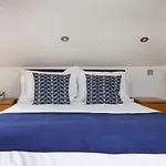 Bright And Modern 2 Bed Flat