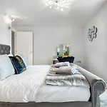 Stunning Apartment With Underground Parking!