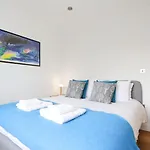 Bright And Modern 2 Bed Flat