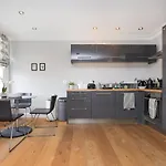 Bright And Modern 2 Bed Flat