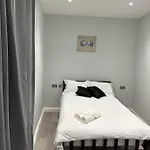 Charming 1-Bed Apartment In London 8