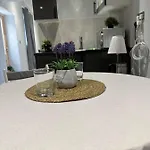 Charming 1-Bed Apartment In London 8