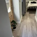 Charming 1-Bed Apartment In London 8