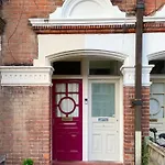 Home In Chiswick Homefields
