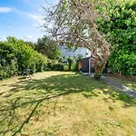 Lovely Garden Apartment In Wimbledon Town Centre With Private Parking By Wimbledon Holiday Lets