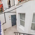 Modern Garden Flat With Private Parking