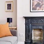 Luxury 3 Bedroom 2 Bathroom House, Fulham By 360Stays
