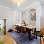 Luxury 3 Bedroom 2 Bathroom House, Fulham By 360Stays