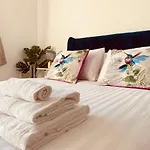 Spacious 2 Bedroom City Pad In Old Street London
