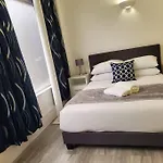 Chic Two Bed Flat In Fitzrovia