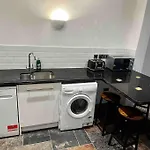 Chic Two Bed Flat In Fitzrovia