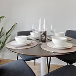 Fabulous Three Bedroom Flat Near Marylebone By Underthedoormat