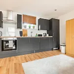 Modern Studio Apartment In Shoreditch