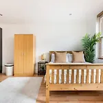 Modern Studio Apartment In Shoreditch