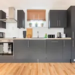 Modern Studio Apartment In Shoreditch